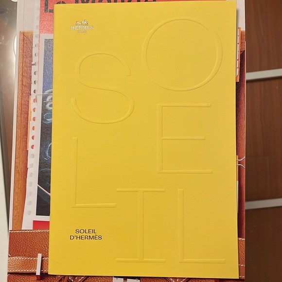 Hermes Magazine Autumn-Winter 2022 + Soleil d’Hermes - Picture 3 of 4